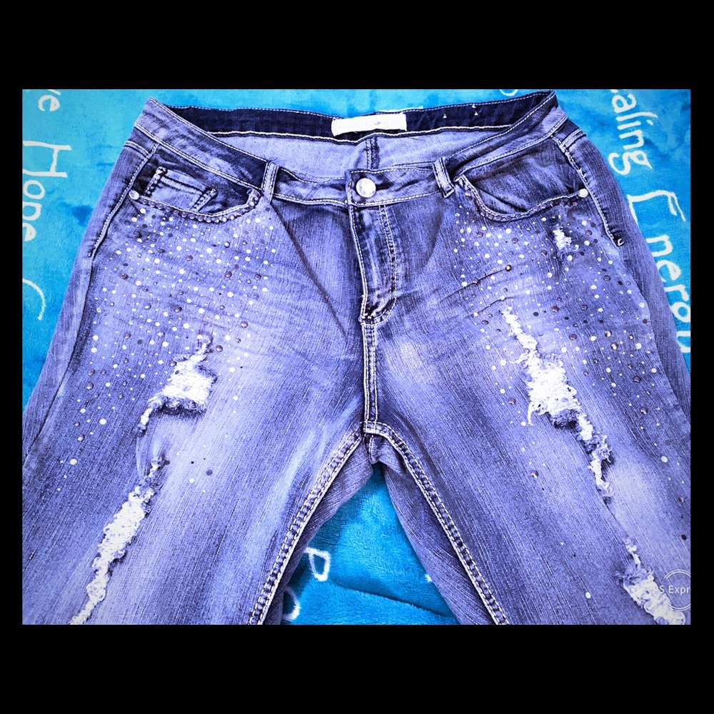 ‼️PRICE DROP‼️Distressed/Jeweled Skinny Jeans!